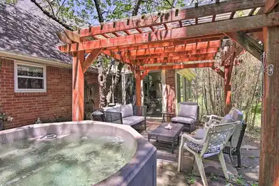 Image de Maison privée avec bain à remous et terrasse près du centre-ville de Tulsa