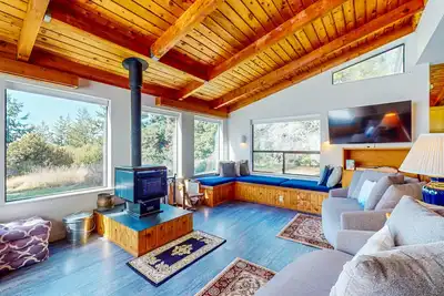 Image de Maison ensoleillée avec bain à remous privé et terrasse, piscines et saunas communes - 2 chiens bienvenus!