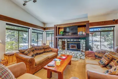 Image de Spacieux condo w \/ bain à remous partagé, sauna et piscine saisonnière - à pied des remontées mécaniques \/ gondole!