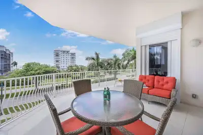 Image de Spacieux condo w / ciel vues et courte promenade à South Beach