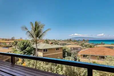 Image de Condo rénové avec vue sur l'océan avec accès à la plage, piscine du complexe et bain à remous