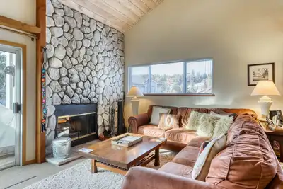 Image de Retraite rustique près du ski et des lacs w / bain à remous partagé et cheminée à bois!