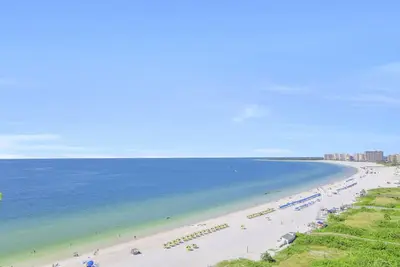 Image de Élégant condo en bord de mer avec piscine chauffée, bain à remous et vue panoramique sur l'océan