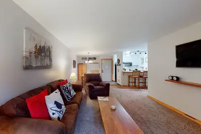 Image de Retraite confortable w / petit patio, piscine partagée, bains à remous - à proximité de ski, golf, et plus