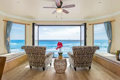 Image de Belle unité de 2 chambres en front de mer, décorée par un designer et équipée de la climatisation