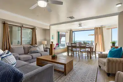Image de Spacieux 3 Br, Triplex Beach Level, concepteur décoré et équipé Ac