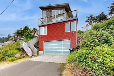 Image de Superbe et moderne maison avec vue sur la mer - un bloc et demi de la plage!