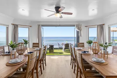 Image de Concepteur de triplex en bord de mer à l'étage décoré et équipé d'un système de climatisation