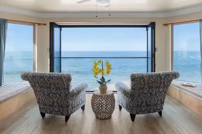 Image de Concepteur de l'unité 2 Br Oceanfront décorée et équipée A / C