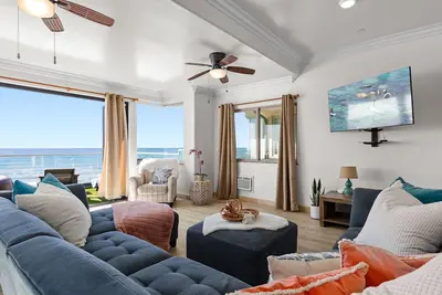 Image de Concepteur de triplex en bord de mer à l'étage décoré et équipé d'un système de climatisation