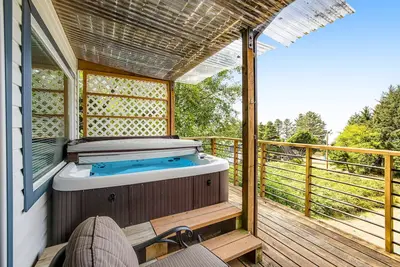 Image de Chaleureux et accueillant condo w / vue sur l'océan et le pont w / gril à gaz! Courte promenade à la plage