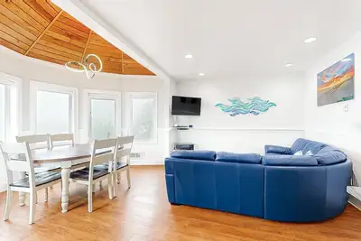 Image de Condo adapté aux chiens avec vue sur l'océan, balcon privé et emplacement idéal!