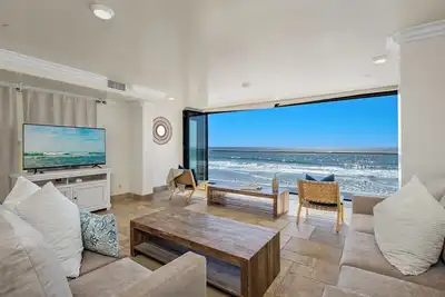 Image de Retraite de luxe en bord de mer avec ponts avec vue sur la mer, spa, barbecue et climatisation.