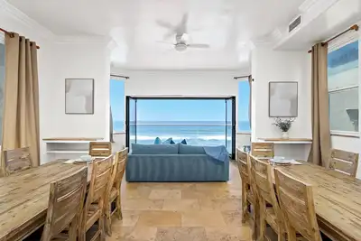 Image de Oceanfront Home avec une terrasse sur le toit, un spa et une climatisation.