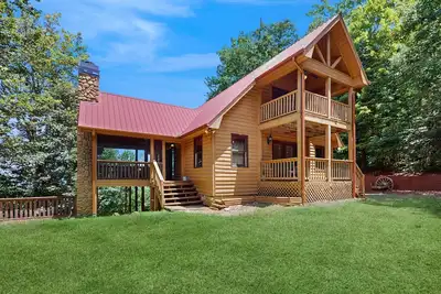 Image de Cabane en rondins moderne avec vues magnifiques, salle de jeux avec table de billard, baby-foot et bar avec évier
