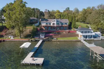 Image de Sunrise Splendor: \"Spacieuse maison du lac Seneca\"