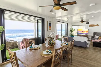 Image de Accueil sur la plage avec plage privée, designer décoré et équipé A / C