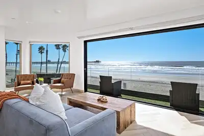 Image de Condo front de mer de 4 chambres à coucher à Oceanside Designer Décoré & A / C