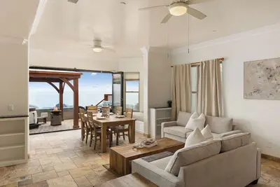 Image de Location en bord de mer avec un spa privé, un patio océanique, un barbecue et une climatisation