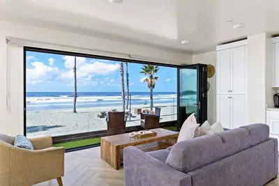 Image de Condo front de mer de 3 chambres à coucher à Oceanside, décoré par un designer et climatisé