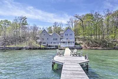 Image de Lavish Seneca Lake Home avec spa saisonnier!