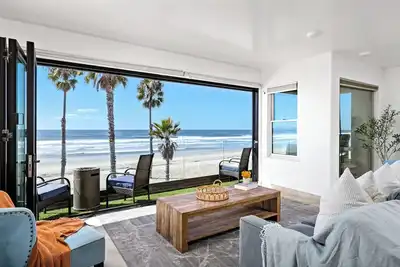 Image de Condo front de mer de 4 chambres à coucher à Oceanside, décoré par un designer et climatisé