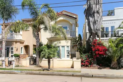 Image de Maison mise à jour avec balcons et terrasse sur le toit - 2 pâtés de maisons de la plage!