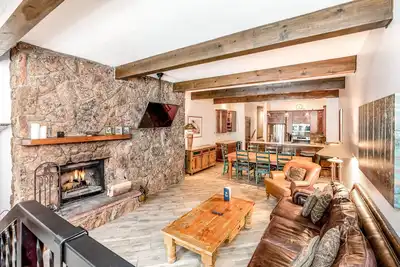 Image de Condo de montagne au niveau du sol avec terrasse fermée semi-privée et navette de ski gratuite!