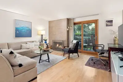 Image de Chaleureux, invitant et proche des restaurants Aspen, ski. Foyer au bois. Cuisine mise à jour. Wifi gratuit!