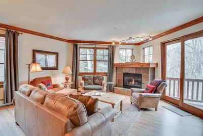 Image de Cozy Avon Condo w / terrasse privée et accès à la piscine!