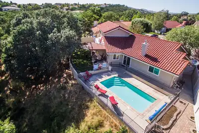 Image de Pool and Pet-Friendly Fun and Convenience Minutes du centre-ville de Paso Robles