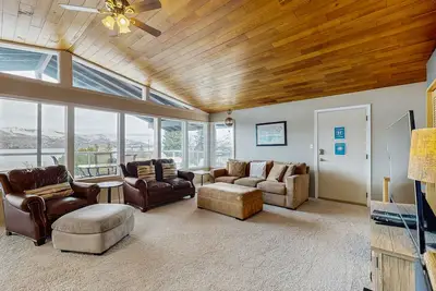 Image de Profitez de vues incroyables sur le lac et d'un bain à remous privé depuis cette superbe maison