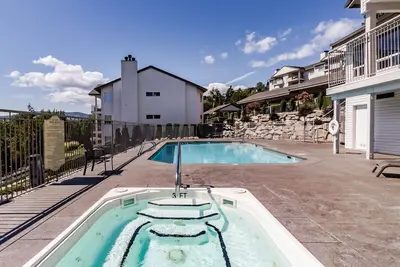 Image de Marchez en ville, détendez-vous dans votre piscine et votre bain à remous communs, et plus encore!