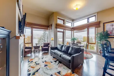 Image de condo élégant w / bain à remous, piscine et lac vues partagées, accès à la plage à proximité!