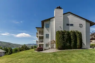 Image de Condo confortable et moderne avec bain à remous et piscine partagés