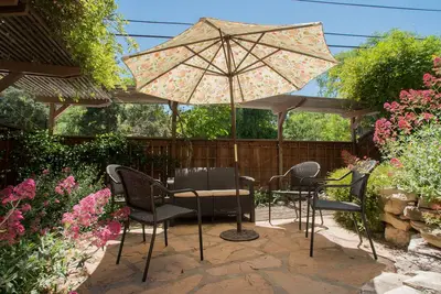 Image de Vintage Paso - Porte d'entrée des établissements vinicoles et des salles de dégustation du centre-ville de Paso Robles