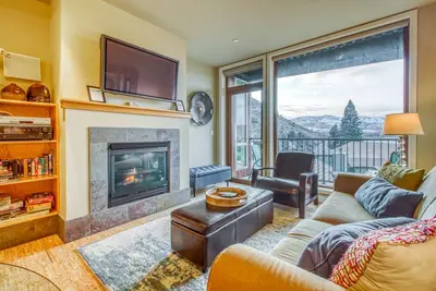 Image de Joli condo avec bain à remous / piscine partagée, vue sur le lac, à distance de marche à l'eau!
