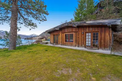 Image de Isolé et confortable, maison privée au bord du lac w / quai et une vue imprenable!