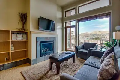 Image de Luxueux condo avec vue sur le lac, piscine partagée et bain à remous