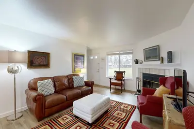 Image de Maison de ville avec piscine partagée, terrasse privée et vue partielle sur la montagne!