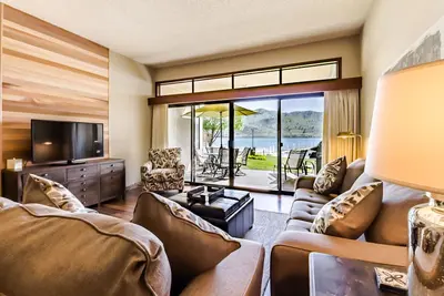 Image de Magnifique condo au bord du lac avec vue, accès au bain à remous et aux piscines partagés!