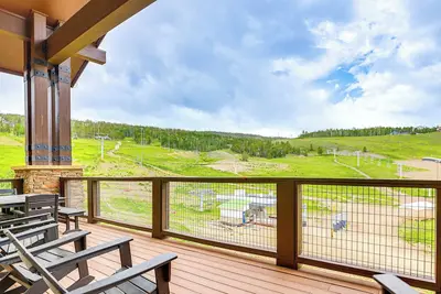 Image de Ski-In / Ski-Out 3br + Loft Granby Penthouse Condo!