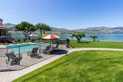 Image de Magnifique condo au bord du lac avec piscine partagée, bain à remous, quai et courts de tennis!