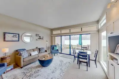 Image de Condo au bord du lac avec piscines partagées, bain à remous, quai, accès à la plage!