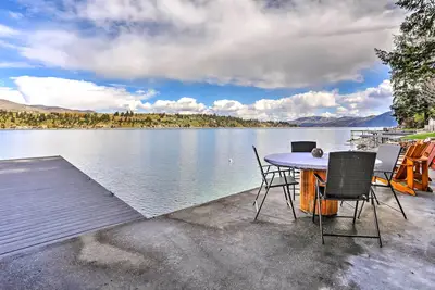 Image de Lake Chelan Home w / Kayaks, quai et vue imprenable!
