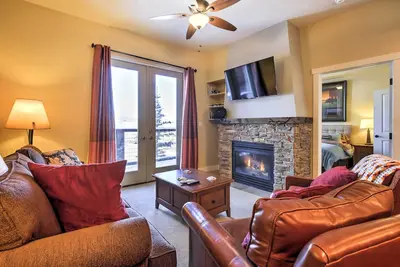 Image de Condo de Granby avec vue sur la piscine et la montagne - Ski-In / Ski-Out!