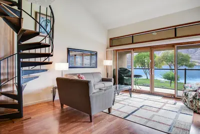 Image de condo Lakefront w / quai partagé, piscine, bain à remous, et tennis