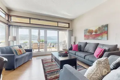 Image de Condo moderne et élégant avec bain à remous partagé, accès à la piscine et au bord du lac!