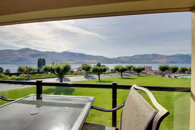 Image de Condo au bord de l'eau avec piscine commune, bain Ă remous, quai et tennis, Ă quelques pas du lac