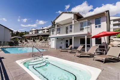Image de Beau condo de Lakeview avec piscine partagée, un bain à remous, très bien situé près de la ville